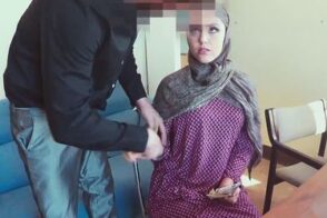 Mujer árabe follada por dinero en los servicios sociales